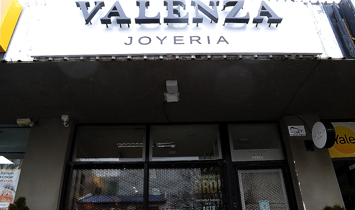 Encapuchados y en minutos: robaron $30 millones en joyas en el centro