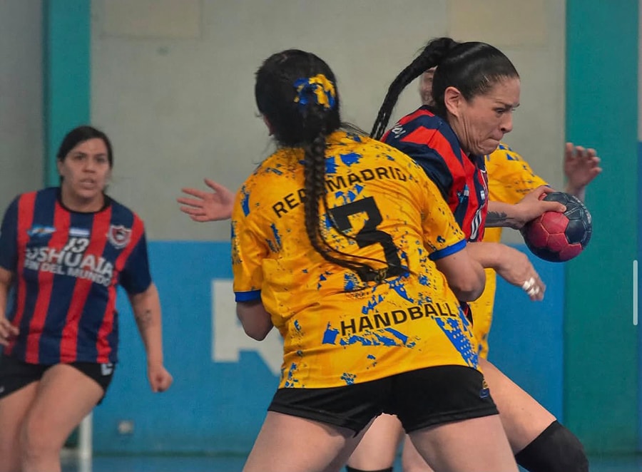 Domingo a puro handball en el Malvinas Argentinas