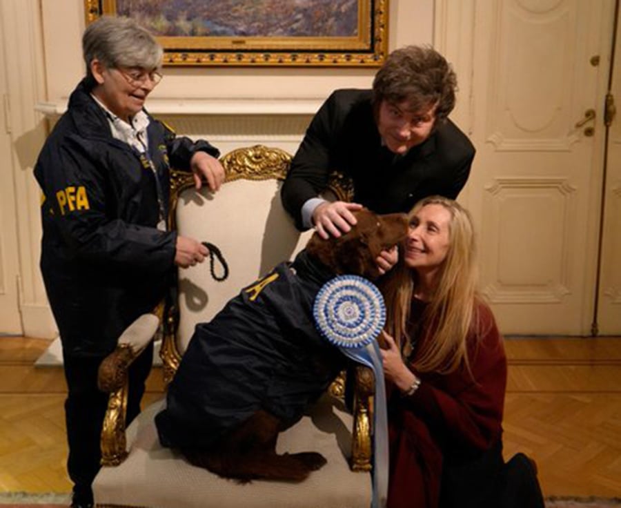 Milei recibió a Hela, del plantel canino de PFA
