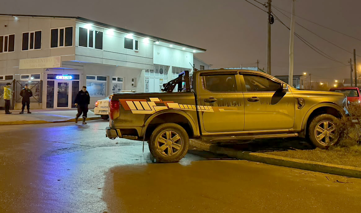 Alcoholizado, chocó autos estacionados y terminó detenido