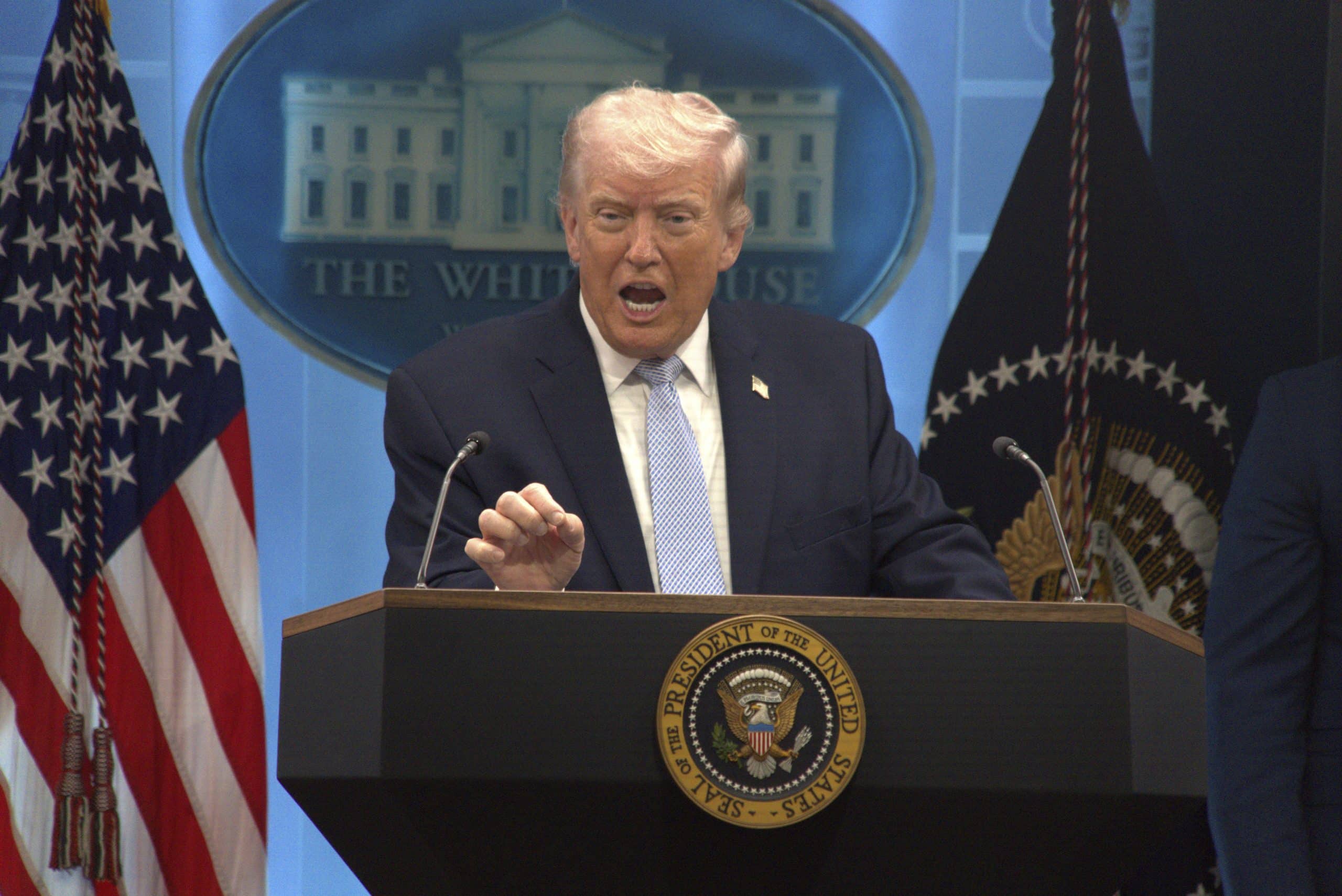 Estados Unidos planea usar “madre de todas las bombas” contra Irán, según CNN