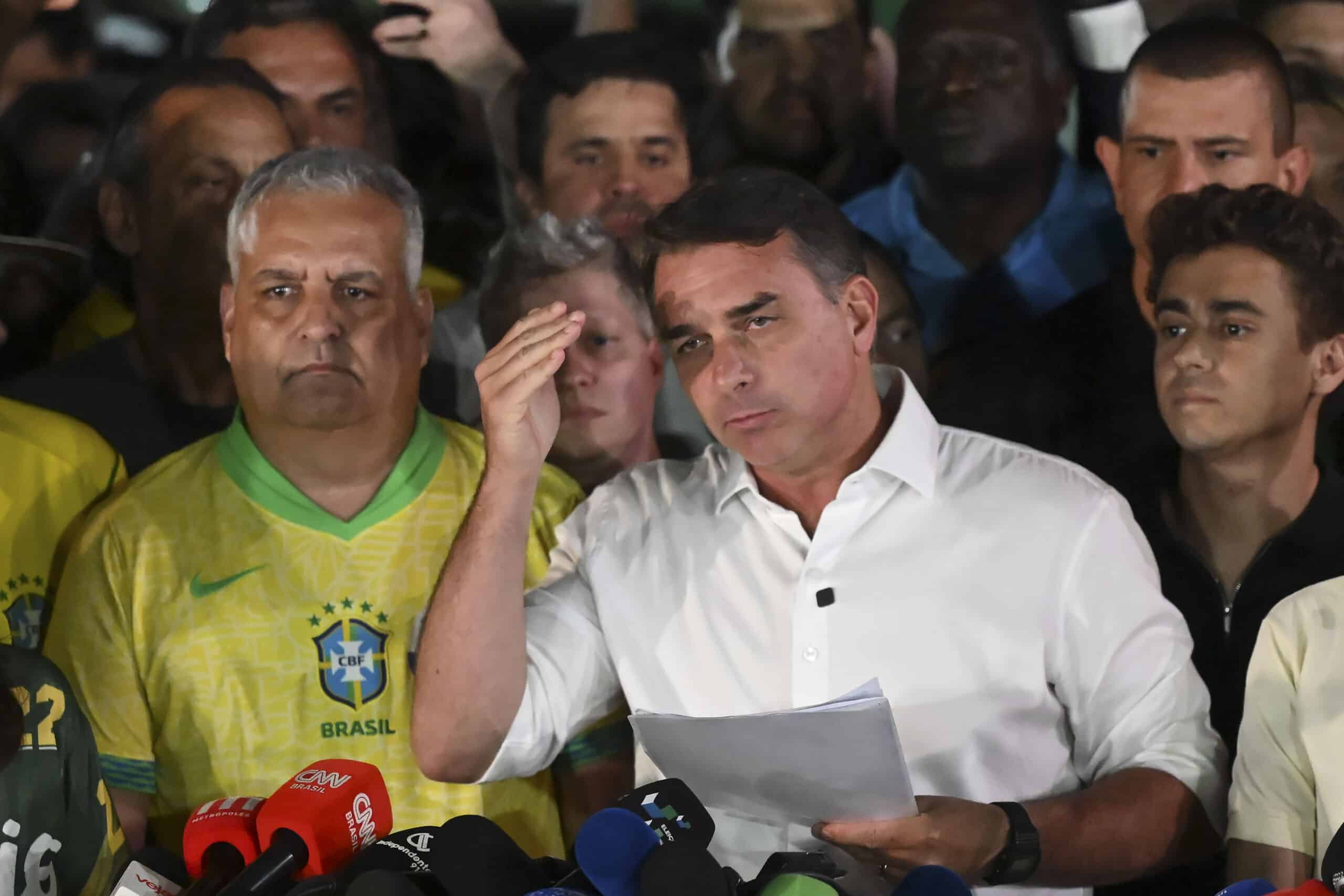 Ahora Flávio Bolsonaro se presenta como “líder” de Brasil