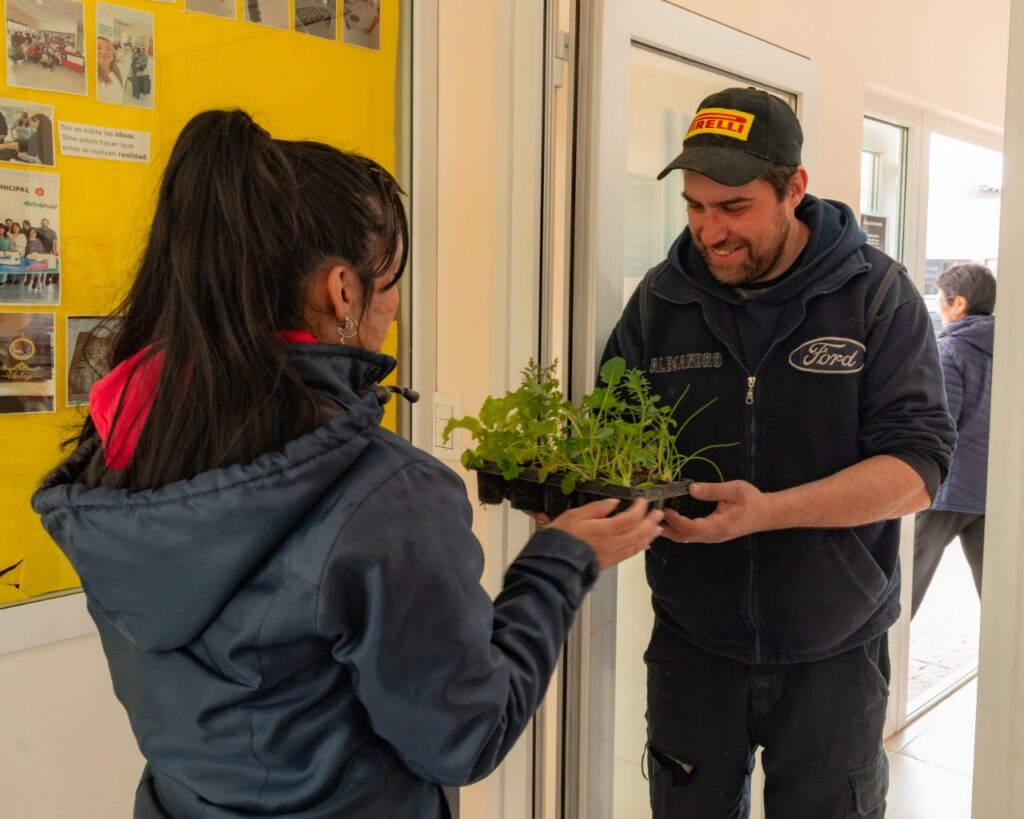 Entrega de plantines en Río Grande