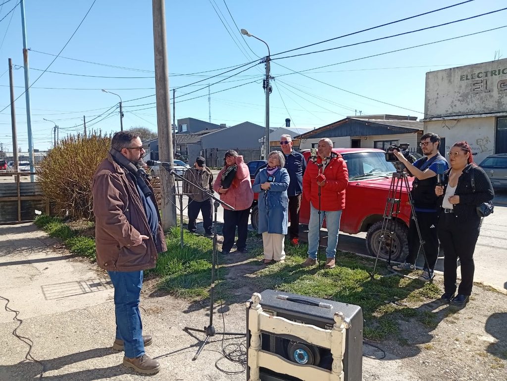 Vecinos reunidos en calle Obligado al 500