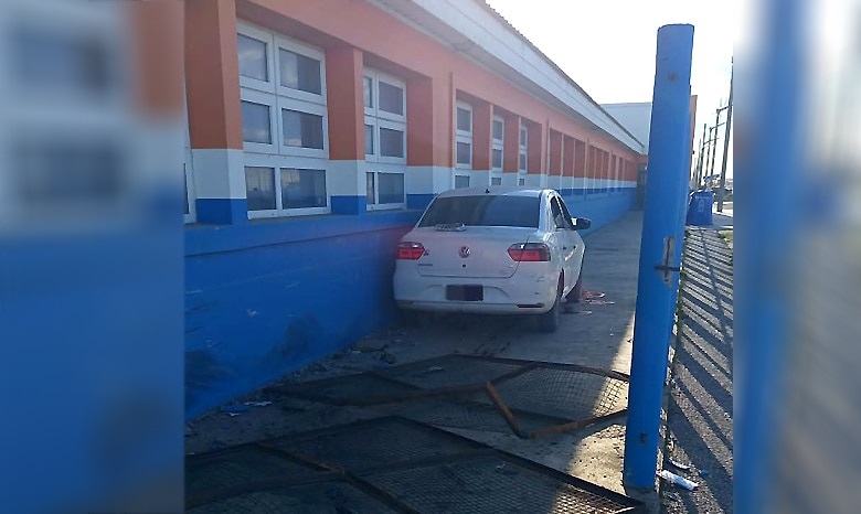 Menor al volante chocó y terminó en el predio del colegio