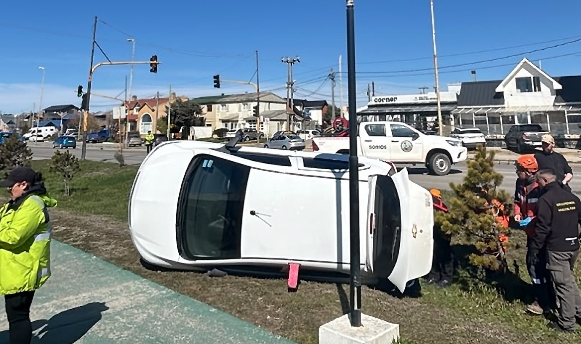 Un auto volcó tras choque con otro rodado