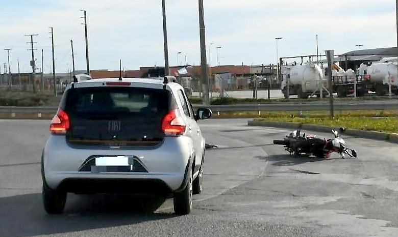 Choque entre un auto y una moto: un herido