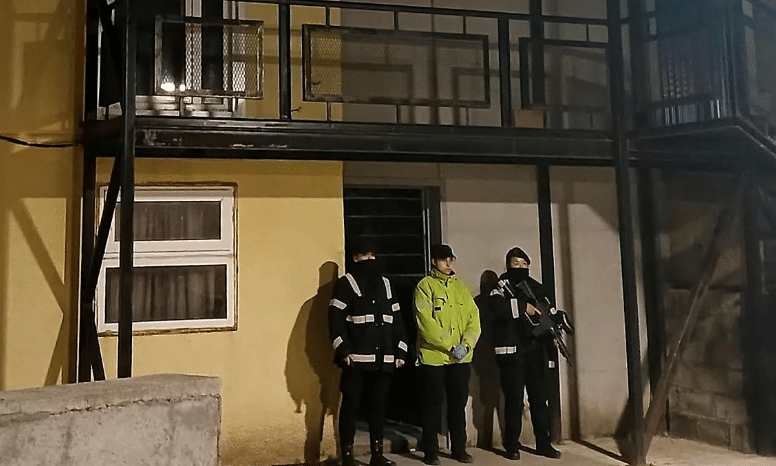 Allanaron dos casas por el robo de bebidas: lo que la Policía encontró adentro complicó a los detenidos