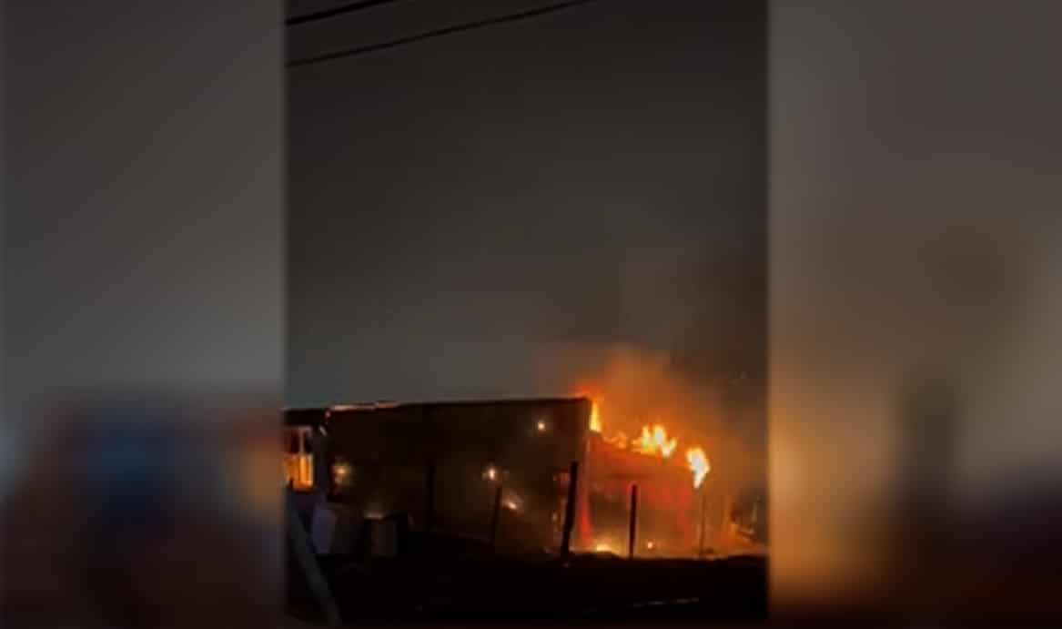 Un galpón se prendió fuego en la madrugada