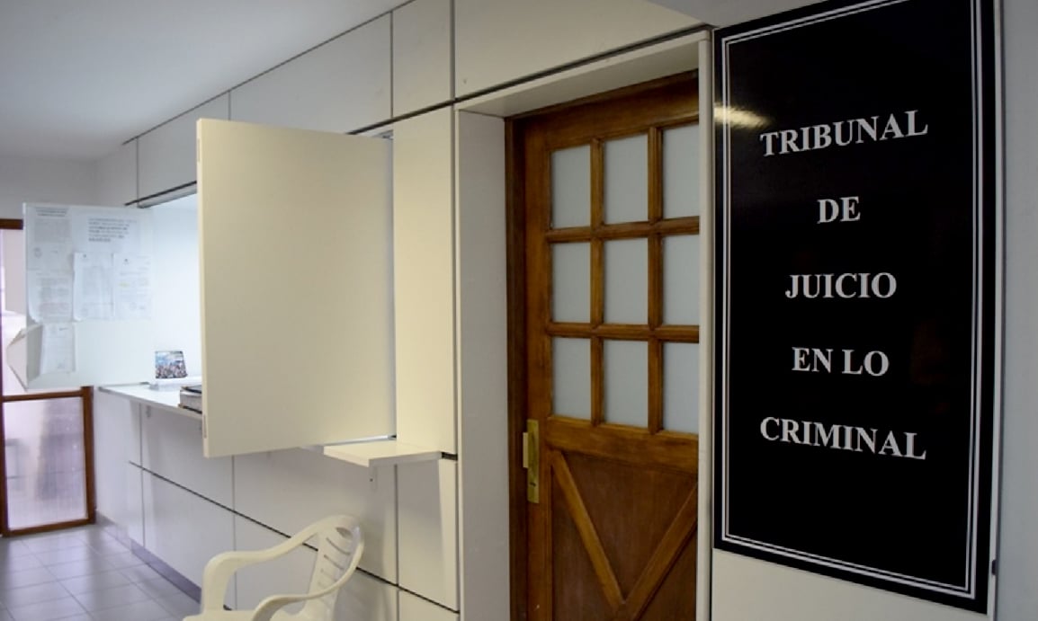 No se presentó a juicio, lo detuvieron y hoy lo juzgan por amenazar a sus vecinos con un cuchillo