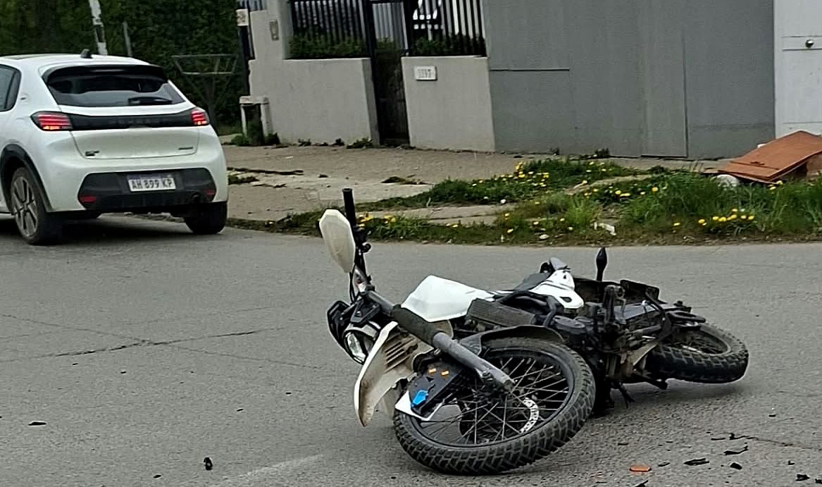 Choque entre una moto y un auto: un lesionado leve