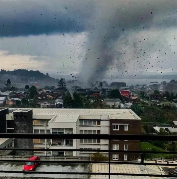 Temporal primaveral en Chile provocó un tornado y desbordes en un barrio residencial capitalino