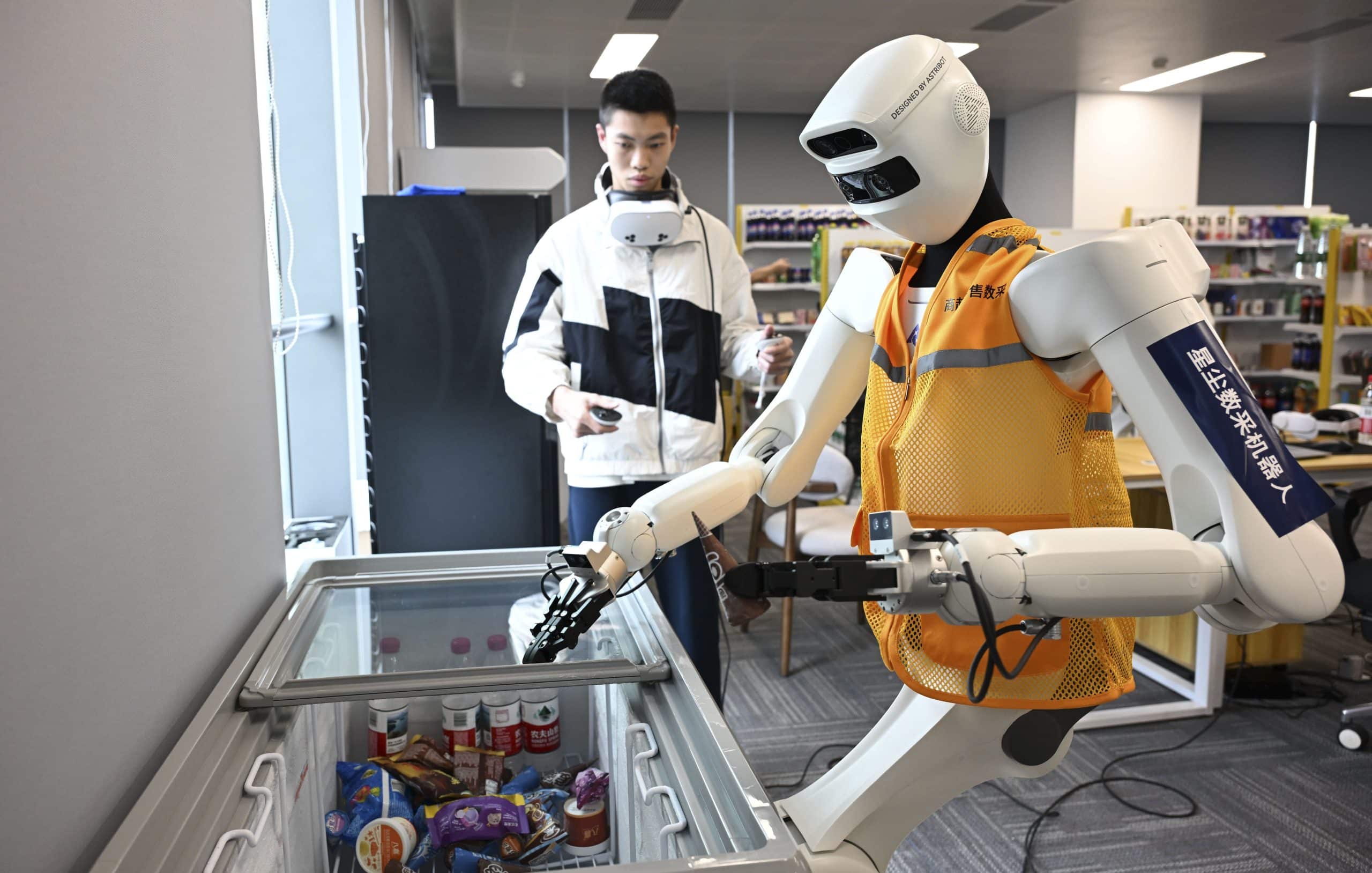 Robots humanoides chinos desplegados en líneas de montaje para tareas de precisión