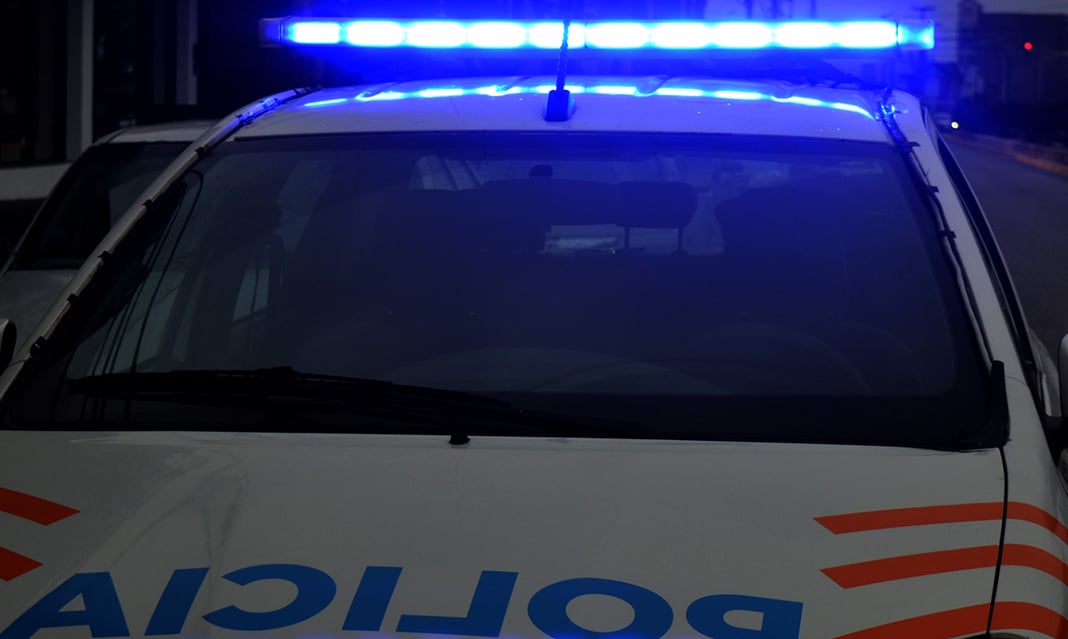 Detienen a joven tras dañar vidriera y agredir a un policía