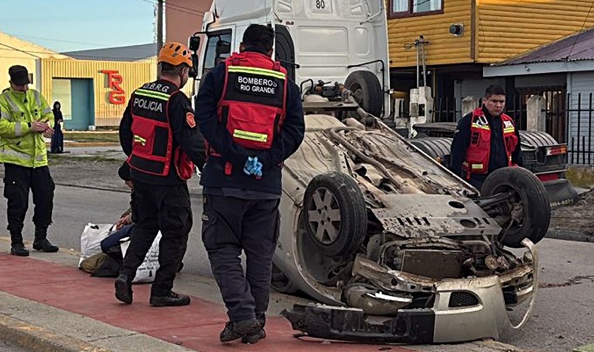 Vuelco de un auto en la avenida Perón