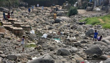 debit-air-sungai-ciliwung-di-bogor-menyusut-saat-kemarau-2823217